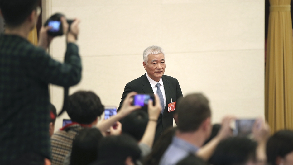王志剛步入“部長通道”，準(zhǔn)備接受采訪