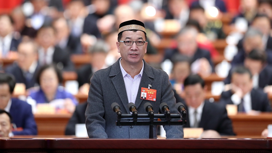 新疆維吾爾自治區呼圖壁縣政協副主席、伊斯蘭教協會會長，呼圖壁縣城鎮陜西寺阿訇 楊杰