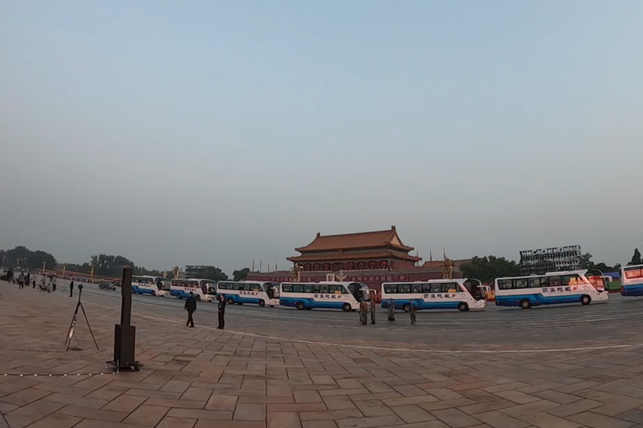 10月1日清晨的天安門(mén)城樓和長(zhǎng)安街，燈火通明，正在準(zhǔn)備慶祝大會(huì)的工作人員雖然緊張忙碌，但仍顯得井然有序