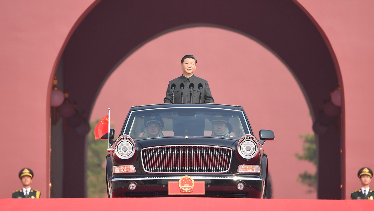 習近平乘坐檢閱車，經過金水橋，駛上長安街