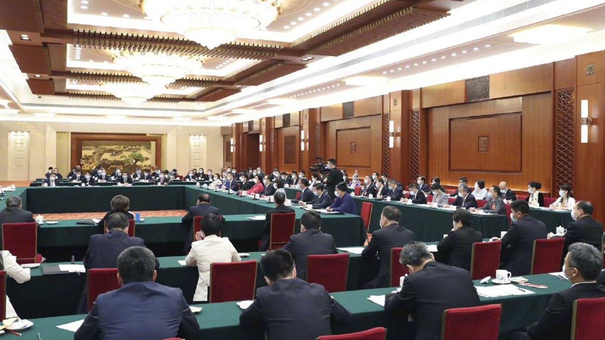 出席十三屆全國人大三次會議的代表團分組審議政府工作報告，來看審議現場