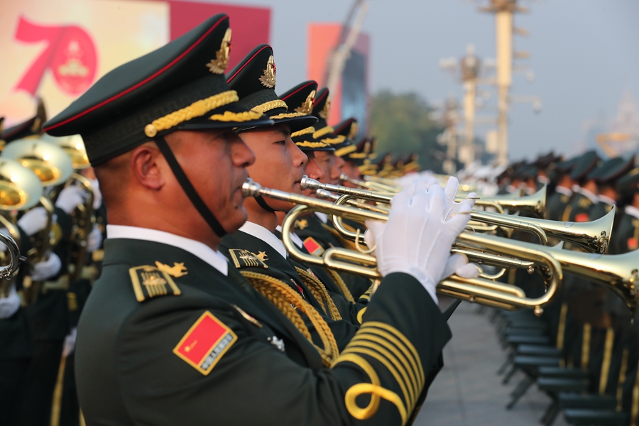 解放軍聯(lián)合軍樂(lè)團(tuán)在廣場(chǎng)就位后進(jìn)行準(zhǔn)備工作和試奏。據(jù)了解，解放軍聯(lián)合軍樂(lè)團(tuán)此次演奏是從開(kāi)國(guó)大典至今歷次閱兵以來(lái)演奏曲目最多的一次，不少曲目是為此次閱兵量身打造的全新作品，此次也是歷次女演奏員最多的一次。