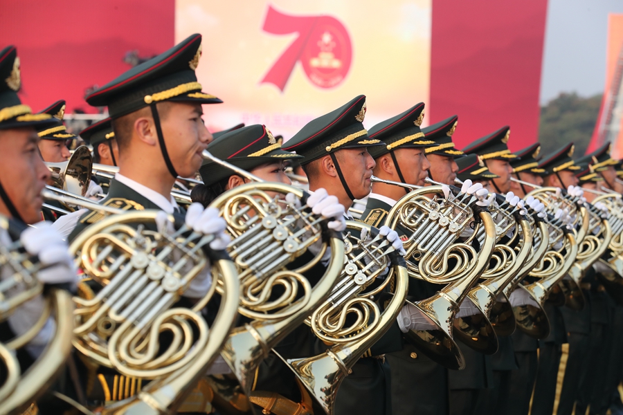 解放軍聯(lián)合軍樂(lè)團(tuán)在廣場(chǎng)就位后進(jìn)行準(zhǔn)備工作和試奏。據(jù)了解，解放軍聯(lián)合軍樂(lè)團(tuán)此次演奏是從開(kāi)國(guó)大典至今歷次閱兵以來(lái)演奏曲目最多的一次，不少曲目是為此次閱兵量身打造的全新作品，此次也是歷次女演奏員最多的一次。