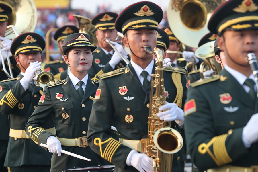 解放軍聯(lián)合軍樂(lè)團(tuán)在廣場(chǎng)就位后進(jìn)行準(zhǔn)備工作和試奏。據(jù)了解，解放軍聯(lián)合軍樂(lè)團(tuán)此次演奏是從開(kāi)國(guó)大典至今歷次閱兵以來(lái)演奏曲目最多的一次，不少曲目是為此次閱兵量身打造的全新作品，此次也是歷次女演奏員最多的一次。