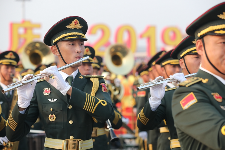 解放軍聯(lián)合軍樂(lè)團(tuán)在廣場(chǎng)就位后進(jìn)行準(zhǔn)備工作和試奏。據(jù)了解，解放軍聯(lián)合軍樂(lè)團(tuán)此次演奏是從開(kāi)國(guó)大典至今歷次閱兵以來(lái)演奏曲目最多的一次，不少曲目是為此次閱兵量身打造的全新作品，此次也是歷次女演奏員最多的一次。