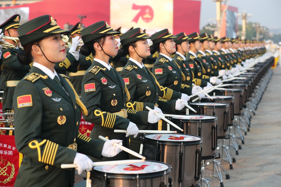 解放軍聯(lián)合軍樂(lè)團(tuán)在廣場(chǎng)就位后進(jìn)行準(zhǔn)備工作和試奏。據(jù)了解，解放軍聯(lián)合軍樂(lè)團(tuán)此次演奏是從開(kāi)國(guó)大典至今歷次閱兵以來(lái)演奏曲目最多的一次，不少曲目是為此次閱兵量身打造的全新作品，此次也是歷次女演奏員最多的一次。