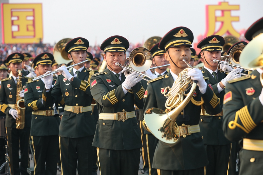 解放軍聯(lián)合軍樂(lè)團(tuán)在廣場(chǎng)就位后進(jìn)行準(zhǔn)備工作和試奏。據(jù)了解，解放軍聯(lián)合軍樂(lè)團(tuán)此次演奏是從開(kāi)國(guó)大典至今歷次閱兵以來(lái)演奏曲目最多的一次，不少曲目是為此次閱兵量身打造的全新作品，此次也是歷次女演奏員最多的一次。