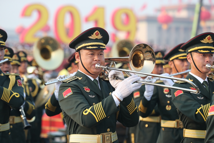 解放軍聯(lián)合軍樂(lè)團(tuán)在廣場(chǎng)就位后進(jìn)行準(zhǔn)備工作和試奏。據(jù)了解，解放軍聯(lián)合軍樂(lè)團(tuán)此次演奏是從開(kāi)國(guó)大典至今歷次閱兵以來(lái)演奏曲目最多的一次，不少曲目是為此次閱兵量身打造的全新作品，此次也是歷次女演奏員最多的一次。