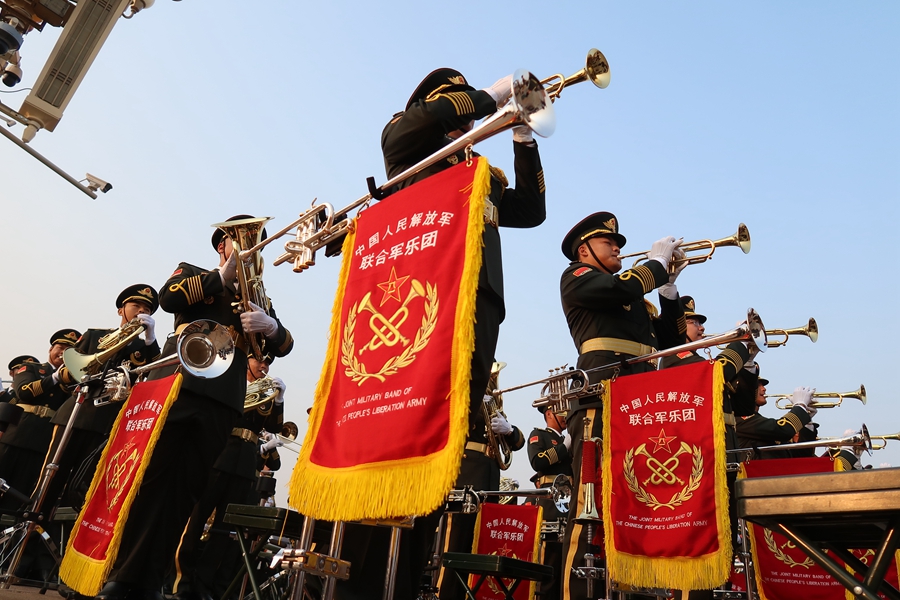 解放軍聯(lián)合軍樂(lè)團(tuán)在廣場(chǎng)就位后進(jìn)行準(zhǔn)備工作和試奏。據(jù)了解，解放軍聯(lián)合軍樂(lè)團(tuán)此次演奏是從開(kāi)國(guó)大典至今歷次閱兵以來(lái)演奏曲目最多的一次，不少曲目是為此次閱兵量身打造的全新作品，此次也是歷次女演奏員最多的一次。