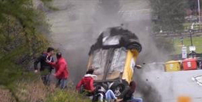 史上最幸運撞車！圍觀群眾躲過一劫
