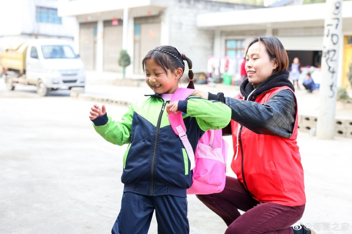 在貴州南開鄉塢鉛小學的捐贈行動中，“多一克溫暖”團隊結識了這個活潑愛笑的姑娘——李漫妮。父母很早離異，爸爸常年在外打工，7歲的她和奶奶兩人相依為命。海瀾之家給漫妮的家人也準備了羽絨服，懂事的漫妮說，想要快快長大，讓奶奶過上好日子。