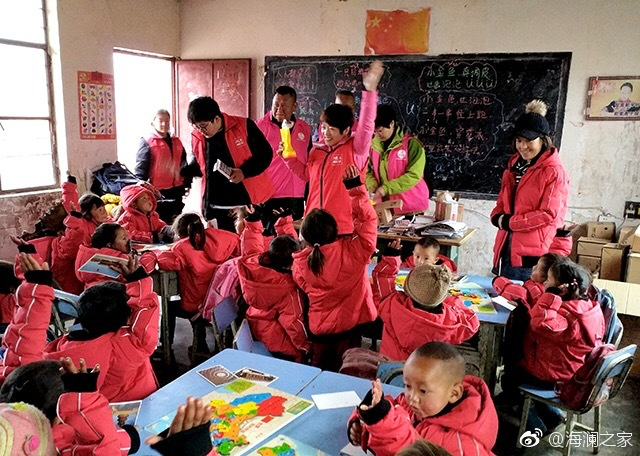 2018年，由海瀾之家攜手網易新聞打造的“多一課溫暖”課程平臺讓一間間溫暖的課堂走向深山與邊陲。帶著貼合孩子教育需求的線上內容和教師、各領域KOL及愛心人士組成的愛心團隊，海瀾之家用實際行動為孩子的教育加溫，踐行“多一克溫暖”。
