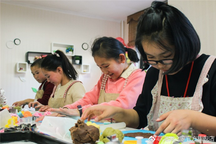 在北京，孩子們上了一節別開生面的廚藝課——手工DIY餅干。孩子們腦洞大開親自上手，從制作到出爐不僅留下了噴香的餅干，還留下了珍貴的回憶。親手做的餅干孩子們舍不得獨享，成為了回程路上最重要的“伴手禮”