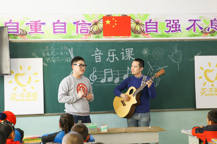 “多一克溫暖”公益活動的老朋友好妹妹樂隊，為孩子們帶來了音樂和繪畫課，用音符溫暖孩子們的心靈，用畫筆繪出更繽紛的世界。不斷匯聚的愛心，讓寒冷的北疆進入到更多人的視野當中，也讓孩子們臉上的笑容更燦爛。