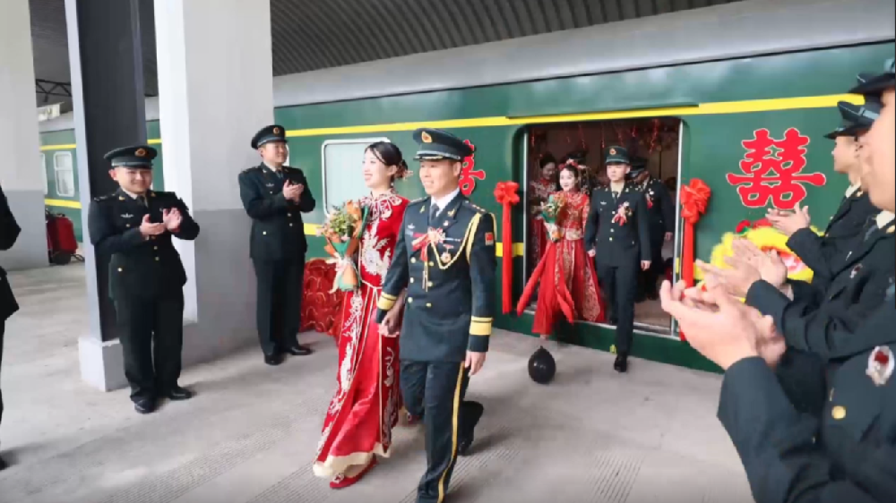 火車當“婚車”，東風快遞員最有排面的“幸福軍列”