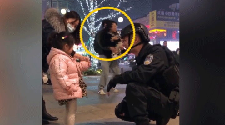 女子被特警圈粉蹲地拍照不想走，男友接下來的舉動驚呆網友