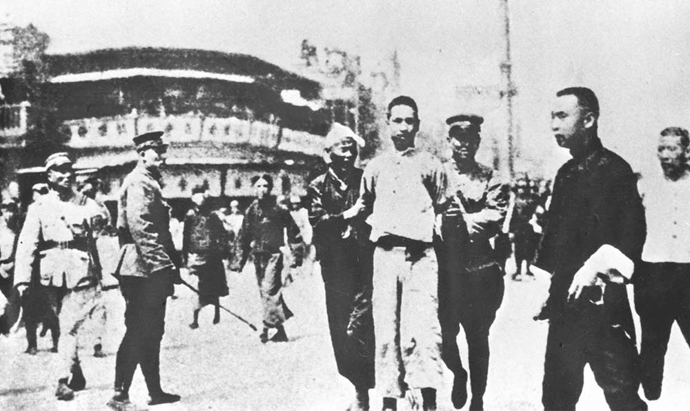 1927年4月12日 “四?一二”反革命政變，國民黨反動派捕殺大批共產(chǎn)黨員和工人、學生、群眾