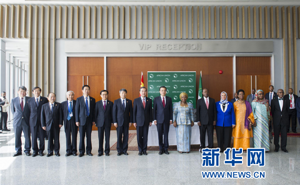 5月5日，中國國務院總理李克強在亞的斯亞貝巴非洲聯盟總部會見非盟委員會主席祖馬。這是會見后，李克強同祖馬參加集體合影。新華社記者王曄攝