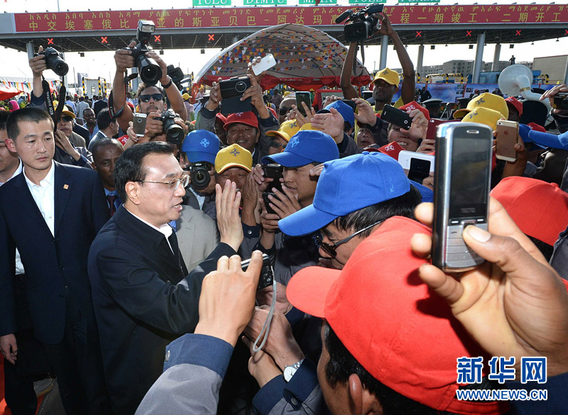 5月5日，中國(guó)國(guó)務(wù)院總理李克強(qiáng)與埃塞俄比亞總理海爾馬里亞姆共同出席亞的斯亞貝巴-阿達(dá)瑪高速公路一期竣工揭牌典禮，并為二期工程開工奠基剪彩。這是典禮結(jié)束后，李克強(qiáng)同工程施工人員親切交談。新華社記者 李濤 攝 