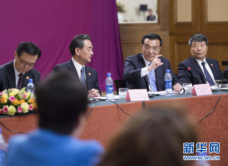  5月6日，中國國務院總理李克強在埃塞俄比亞首都亞的斯亞貝巴出席中非經貿人文座談會。 新華社記者 王曄 攝 