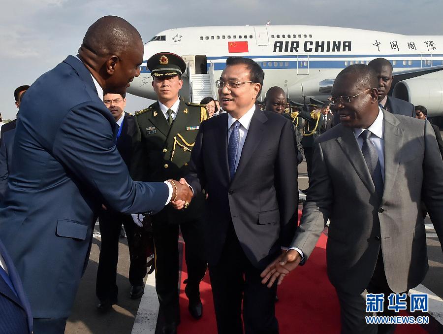  5月8日，應安哥拉總統多斯桑托斯邀請，中國國務院總理李克強乘專機抵達羅安達二月四日國際機場，開始對安哥拉進行正式訪問。這是安哥拉副總統維森特（右一）到機場迎接李克強總理。新華社記者 李濤 攝 