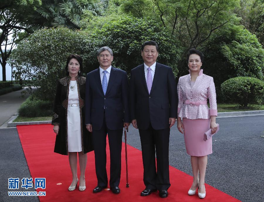會談前，習近平在上海西郊會議中心廣場為阿坦巴耶夫舉行歡迎儀式。新華社記者 蘭紅光 攝 