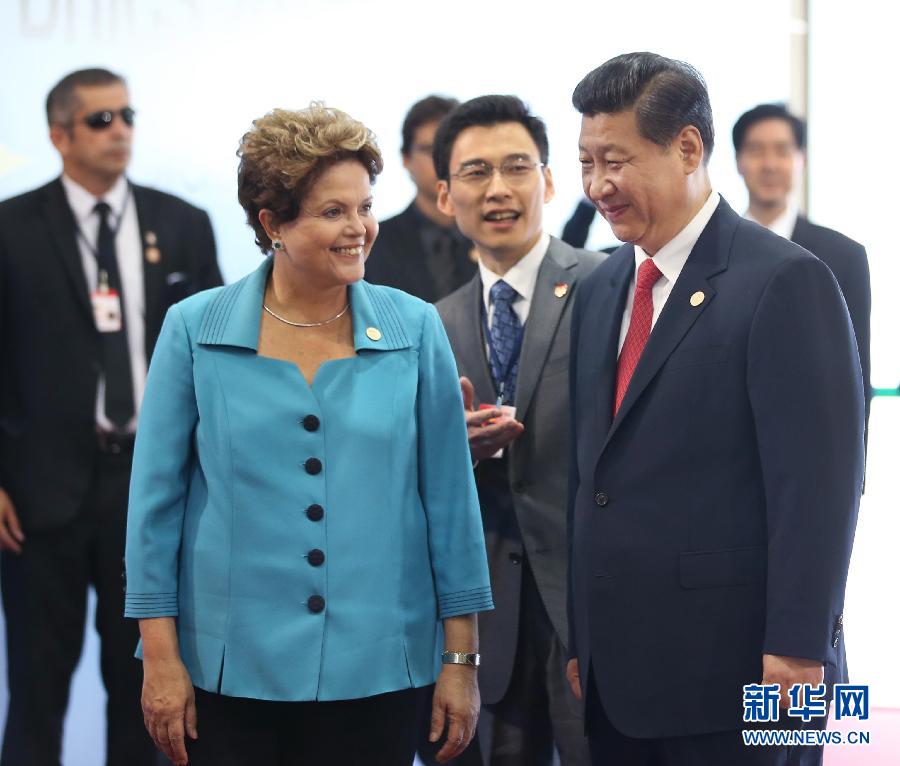 7月15日，國家主席習近平在巴西福塔萊薩出席金磚國家領導人第六次會晤。這是巴西總統羅塞夫迎接習近平主席。 新華社記者 蘭紅光 攝 