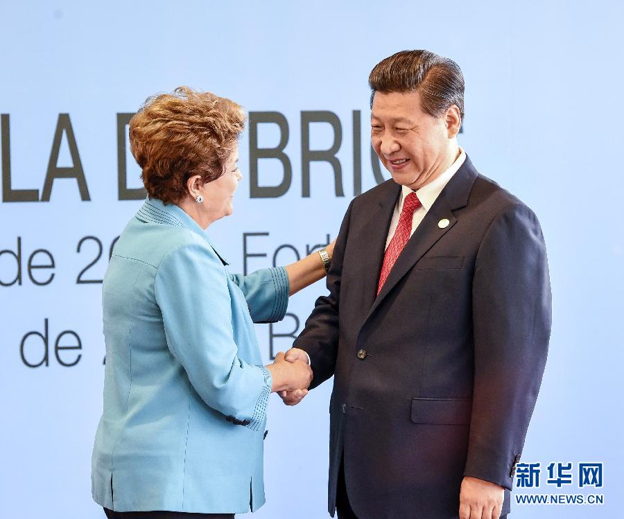 7月15日，國家主席習近平在巴西福塔萊薩出席金磚國家領導人第六次會晤。這是巴西總統羅塞夫迎接習近平主席。 新華社記者 李學仁 攝  