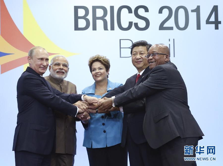 7月15日，國家主席習近平在巴西福塔萊薩出席金磚國家領導人第六次會晤。這是金磚國家領導人集體合影。 新華社記者蘭紅光攝 