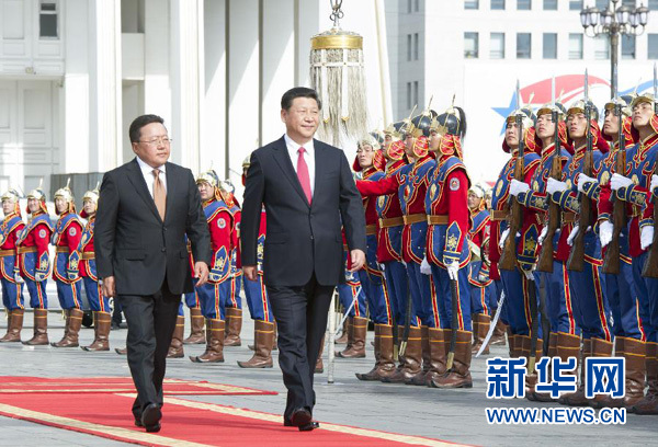 8月21日，國家主席習近平在烏蘭巴托同蒙古國總統(tǒng)額勒貝格道爾吉舉行會談。會談前，額勒貝格道爾吉在國家宮前廣場為習近平舉行隆重歡迎儀式。新華社記者 黃敬文 攝