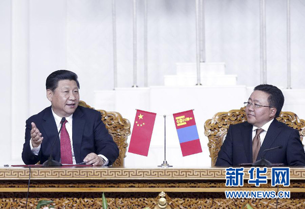 8月21日，國家主席習近平在烏蘭巴托同蒙古國總統(tǒng)額勒貝格道爾吉舉行會談。會談后，兩國元首共同會見記者。 新華社記者 鞠鵬 攝