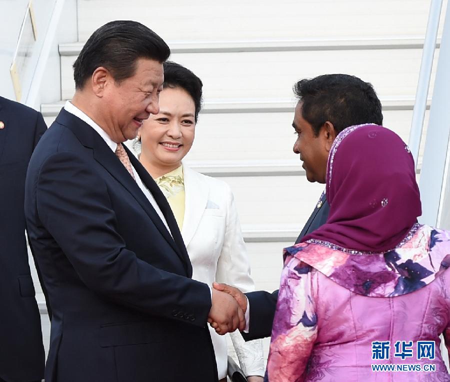 9月14日，國家主席習(xí)近平抵達(dá)馬累，開始對馬爾代夫進(jìn)行國事訪問。習(xí)近平和夫人彭麗媛在機(jī)場受到馬爾代夫總統(tǒng)亞明夫婦的熱情迎接。 新華社記者 馬占成 攝