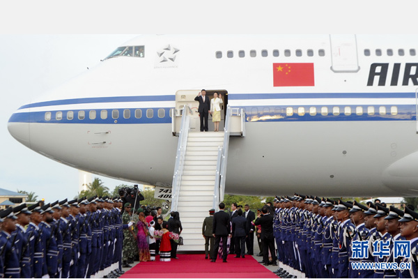 9月14日，國家主席習(xí)近平抵達(dá)馬累，開始對馬爾代夫進(jìn)行國事訪問。習(xí)近平和夫人彭麗媛在機(jī)場受到馬爾代夫總統(tǒng)亞明夫婦的熱情迎接。 新華社記者 張鐸 攝