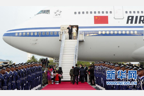 9月14日，國家主席習(xí)近平抵達(dá)馬累，開始對馬爾代夫進(jìn)行國事訪問。習(xí)近平和夫人彭麗媛在機(jī)場受到馬爾代夫總統(tǒng)亞明夫婦的熱情迎接。新華社記者 張鐸 攝