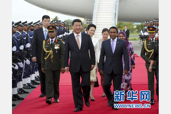9月14日，國家主席習(xí)近平抵達(dá)馬累，開始對馬爾代夫進(jìn)行國事訪問。習(xí)近平和夫人彭麗媛在機(jī)場受到馬爾代夫總統(tǒng)亞明夫婦的熱情迎接。新華社記者 張鐸 攝 