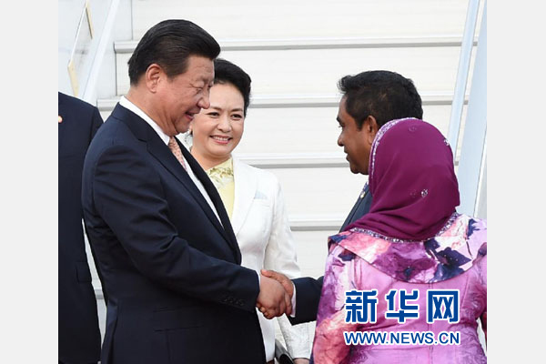  9月14日，國家主席習(xí)近平抵達(dá)馬累，開始對馬爾代夫進(jìn)行國事訪問。習(xí)近平和夫人彭麗媛在機(jī)場受到馬爾代夫總統(tǒng)亞明夫婦的熱情迎接。新華社記者 馬占成 攝 