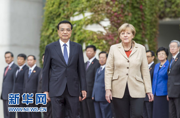10月10日，德國(guó)總理默克爾在柏林總理府前廣場(chǎng)舉行隆重儀式，歡迎國(guó)務(wù)院總理李克強(qiáng)對(duì)德國(guó)進(jìn)行正式訪(fǎng)問(wèn)。 新華社記者 謝環(huán)馳 攝 