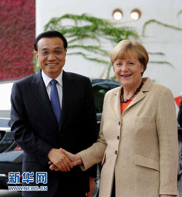 10月10日，德國(guó)總理默克爾在柏林總理府前廣場(chǎng)舉行隆重儀式，歡迎中國(guó)國(guó)務(wù)院總理李克強(qiáng)對(duì)德國(guó)進(jìn)行正式訪(fǎng)問(wèn)。 新華社記者 饒愛(ài)民 攝 
