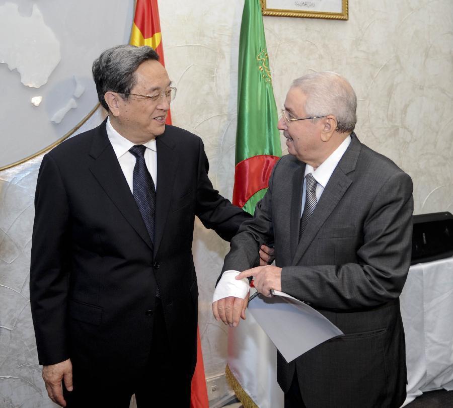 11月1日，正在阿爾及利亞進(jìn)行正式友好訪問(wèn)的全國(guó)政協(xié)主席俞正聲在阿爾及爾與阿民族院議長(zhǎng)本·薩拉赫舉行會(huì)談。這是俞正聲親切詢問(wèn)本·薩拉赫的手傷情況。新華社記者 張鐸 攝 