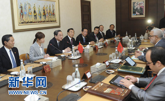 11月3日，全國政協(xié)主席俞正聲在拉巴特會見摩洛哥政府首腦本·基蘭。 新華社記者 張鐸 攝