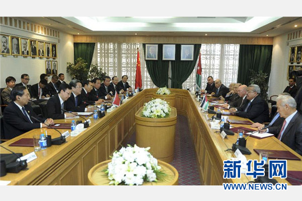 11月9日，正在約旦進(jìn)行正式友好訪問的全國(guó)政協(xié)主席俞正聲在安曼與約旦參議長(zhǎng)拉瓦比德進(jìn)行會(huì)談。 新華社記者 張鐸 攝 