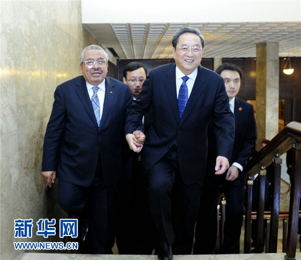 11月9日，正在約旦進(jìn)行正式友好訪問的全國(guó)政協(xié)主席俞正聲在安曼與約旦參議長(zhǎng)拉瓦比德進(jìn)行會(huì)談。這是會(huì)談前，俞正聲與拉瓦比德攜手步入會(huì)場(chǎng)。新華社記者 張鐸 攝 