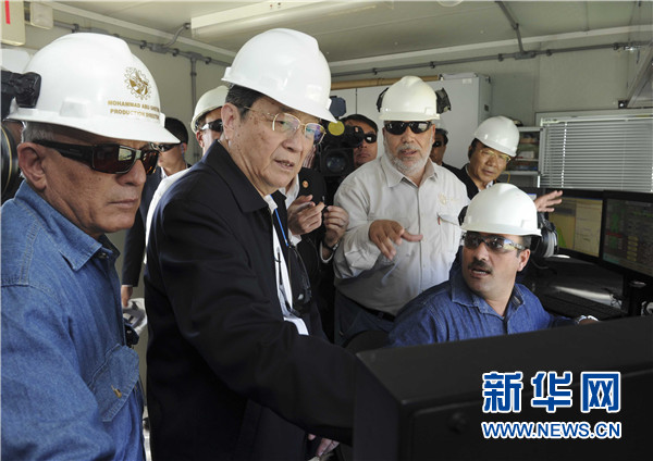 11月8日，正在約旦進(jìn)行正式友好訪問的全國(guó)政協(xié)主席俞正聲在安曼參觀阿拉伯鉀肥公司。這是俞正聲在采鹽船上仔細(xì)詢問開采情況。 新華社記者 張鐸 攝