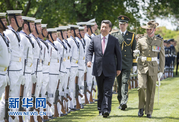 11月17日，中國(guó)國(guó)家主席習(xí)近平在堪培拉會(huì)見(jiàn)澳大利亞總督科斯格羅夫。會(huì)見(jiàn)前，科斯格羅夫在總督府草坪為習(xí)近平舉行隆重歡迎儀式。新華社記者謝環(huán)馳 攝 