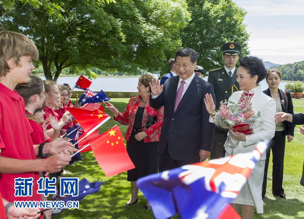 11月17日，中國(guó)國(guó)家主席習(xí)近平在堪培拉會(huì)見(jiàn)澳大利亞總督科斯格羅夫。會(huì)見(jiàn)前，科斯格羅夫在總督府草坪為習(xí)近平舉行隆重歡迎儀式。習(xí)近平和夫人彭麗媛抵達(dá)時(shí)，受到科斯格羅夫總督夫婦熱情迎接。新華社記者謝環(huán)馳 攝 