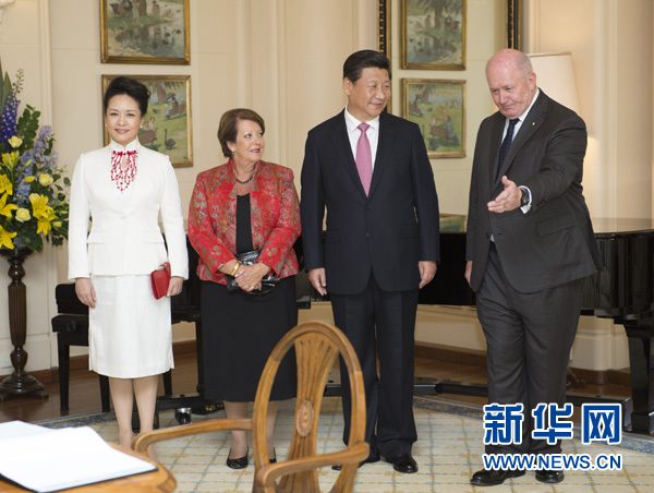 11月17日，中國(guó)國(guó)家主席習(xí)近平在堪培拉會(huì)見(jiàn)澳大利亞總督科斯格羅夫。會(huì)見(jiàn)前，科斯格羅夫在總督府草坪為習(xí)近平舉行隆重歡迎儀式。習(xí)近平和夫人彭麗媛抵達(dá)時(shí)，受到科斯格羅夫總督夫婦熱情迎接。新華社記者黃敬文 攝 