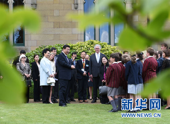 11月18日，國家主席習(xí)近平在澳大利亞塔斯馬尼亞州與朗塞斯頓市斯科奇－歐克伯恩小學(xué)的小學(xué)生共同植樹。新華社記者 馬占成 攝