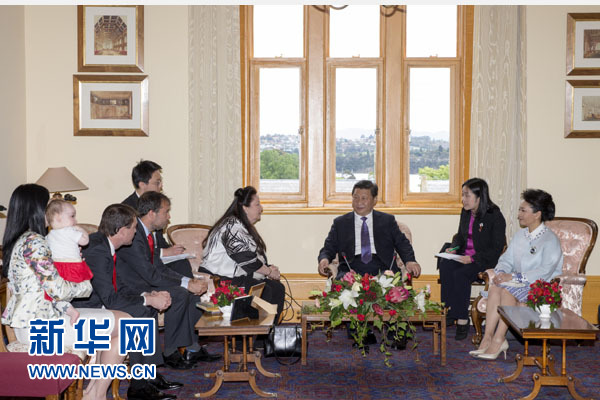 11月18日，國家主席習(xí)近平在澳大利亞塔斯馬尼亞州參觀訪問。這是習(xí)近平看望已故塔斯馬尼亞州前州長培根的家人。新華社記者 丁林 攝