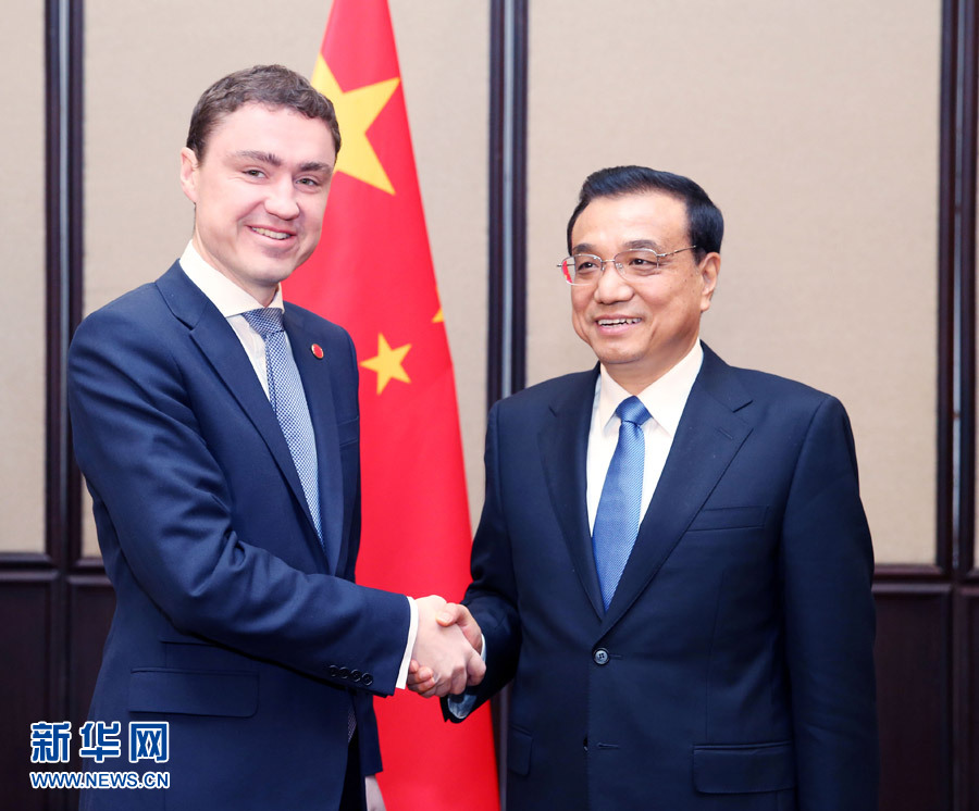 12月17日，中國國務(wù)院總理李克強在貝爾格萊德會見愛沙尼亞總理羅伊瓦斯。 新華社記者姚大偉攝 