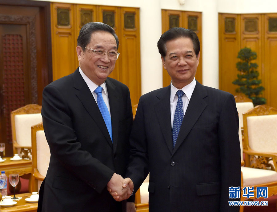 12月25日至27日，中共中央政治局常委、全國政協主席俞正聲對越南進行正式訪問。這是12月26日，俞正聲在河內會見越南政府總理阮晉勇。 新華社記者馬占成攝
